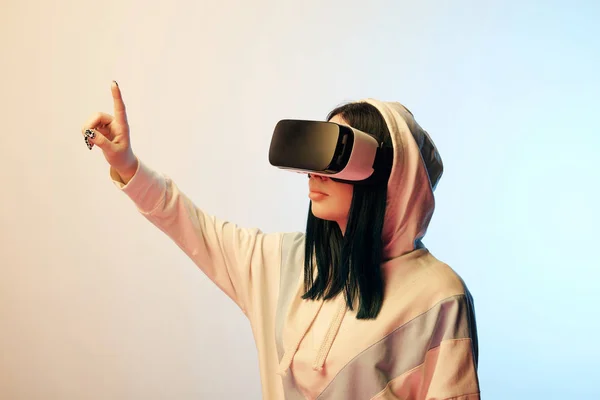 Mooie Brunette Vrouw Virtual Reality Headset Wijzend Met Vinger Beige — Stockfoto