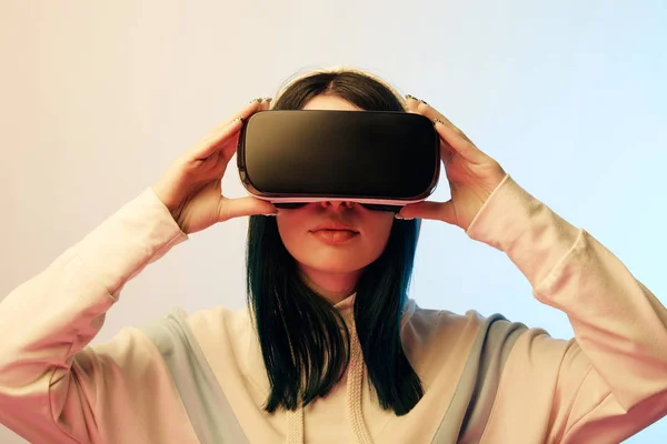 Vakker Brunette Ung Kvinne Som Tar Virtual Reality Hodetelefoner Beige – stockfoto