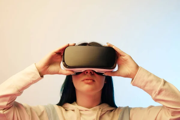 Bela Jovem Mulher Tocando Realidade Virtual Headset Bege Azul — Fotografia de Stock