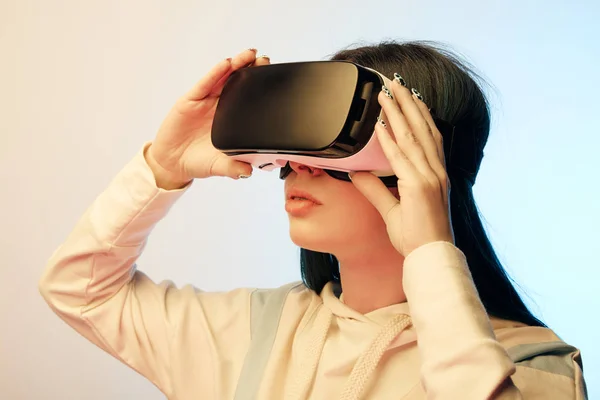 Bela Mulher Morena Tocando Realidade Virtual Fone Ouvido Bege Azul — Fotografia de Stock