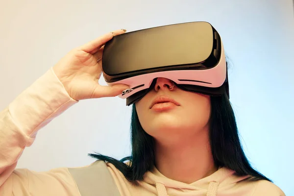 Visão Baixo Ângulo Mulher Morena Tocando Fone Ouvido Realidade Virtual — Fotografia de Stock