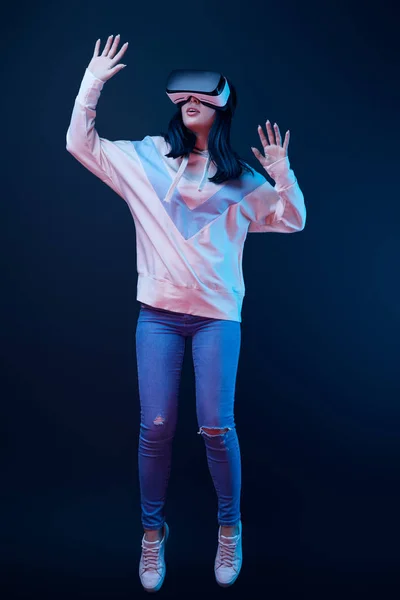 Brunette Young Woman Gesturing While Wearing Virtual Reality Headset Blue — Stock Photo, Image