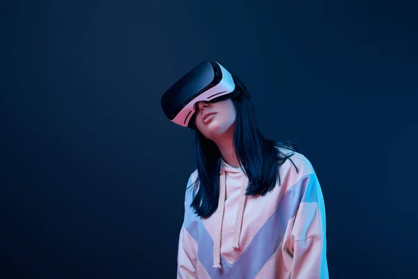 Jong Brunette Vrouw Het Dragen Van Virtual Reality Headset Blauw — Stockfoto