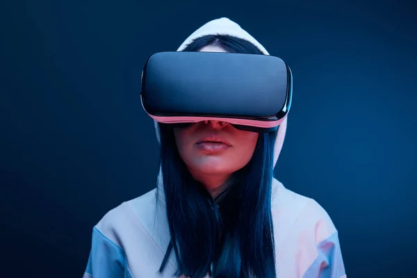 Brünettes Mädchen Mit Kapuze Trägt Virtual Reality Headset Auf Blau — Stockfoto