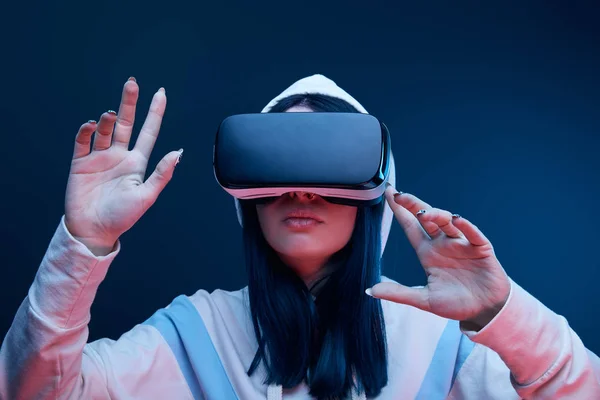 Brunette Girl Hood Gesturing While Virtual Reality Headset Blue — Stock Photo, Image