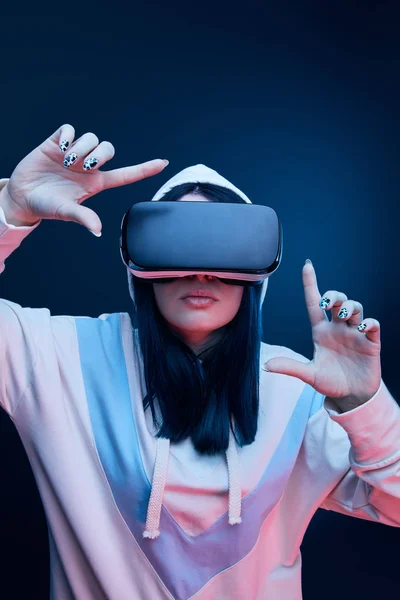 Brunette Kvinna Hood Gest Och Bär Virtual Reality Headset Blå — Stockfoto