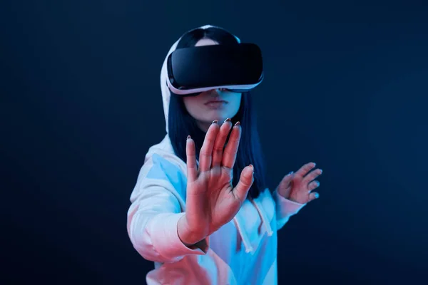 Selective Focus Woman Gesturing While Using Virtual Reality Headset Blue — Stock Photo, Image