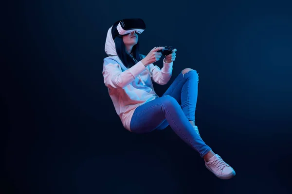 Kyiv Ucrania Abril 2019 Mujer Joven Con Auriculares Realidad Virtual — Foto de Stock