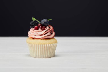 siyah izole beyaz yüzeyüzerinde çilek ile cupcake