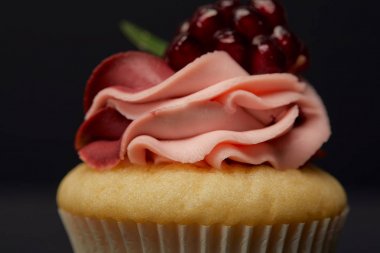 siyah üzerinde krem ve garnet ile cupcake yakın görünümü