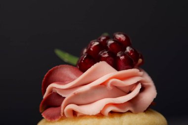 siyah izole krem ve garnet ile cupcake yakın görünümü