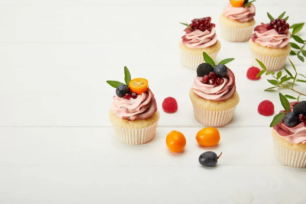 Cupcakes Aux Baies Crème Sur Surface Blanche — Photo