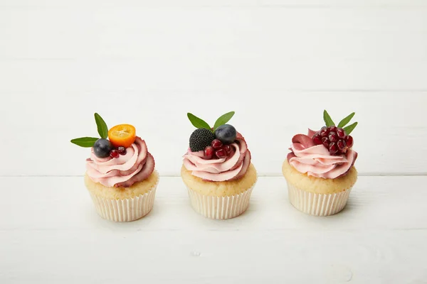 Cupcakes Met Bessen Crème Wit Oppervlak — Stockfoto