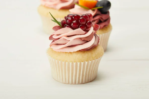 Beyaz Yüzeyüzerinde Krema Çilek Ile Cupcakes Seçici Odak — Stok fotoğraf