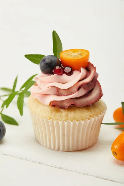 Cupcake Cream Kumquats White Surface — Stock Photo, Image