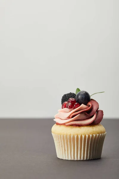 Cupcake Med Grädde Granat Druva Och Björnbär Mörk Yta Isolerad — Stockfoto