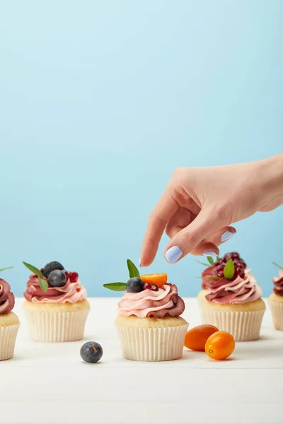 Gedeeltelijke Weergave Van Vrouw Met Zoete Cupcakes Met Bessen — Stockfoto