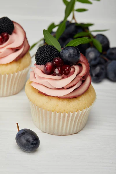 Selective Focus Cupcakes Cream Grapes White Surface — Stock Photo, Image
