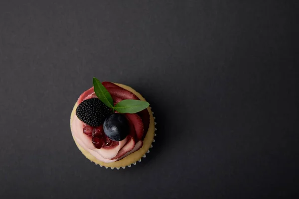 Top Uitzicht Van Cupcake Met Druif Granaat Blackberry — Stockfoto