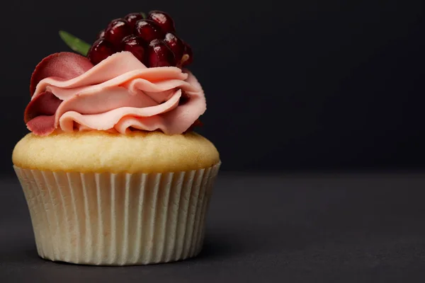 Cupcake Med Granat Grå Yta Isolerad Svart — Stockfoto