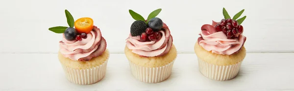 Tiro Panorâmico Cupcakes Com Frutas Bagas Superfície Branca — Fotografia de Stock