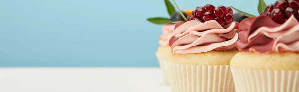 Panoramische Shot Van Cupcakes Met Room Granaat Wit Oppervlak Geïsoleerd — Stockfoto