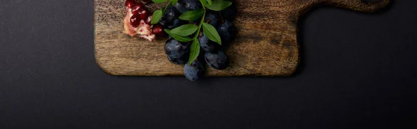 Panoramic Shot Cutting Board Grapes Garnet Black Surface — Stock Photo, Image