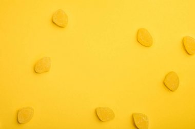 sarı arka plan üzerinde dağınık lezzetli limon jöle üst görünümü