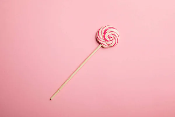Top View Delicious Multicolored Swirl Lollipop Pink Background — Stock Photo, Image