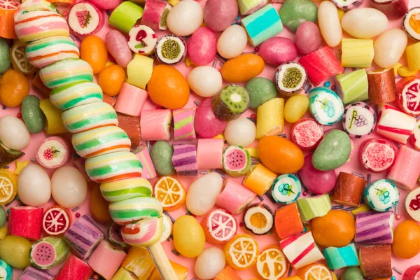 Top Uitzicht Van Heldere Heerlijke Veelkleurige Karamelsnoepjes Swirl Lollipop Houten — Stockfoto