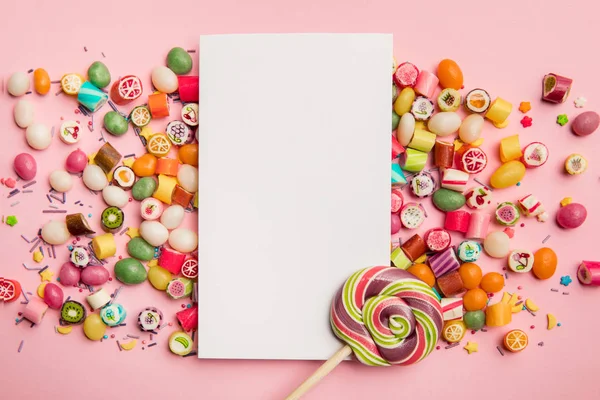 Felső Kilátás Ból Ízletes Többszínű Cukorka Nyalóka Fehér Kártya Val — Stock Fotó