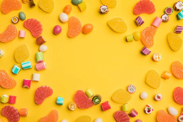 Draufsicht Auf Bunte Leckere Karamell Und Fruchtgelee Bonbons Auf Gelbem — Stockfoto