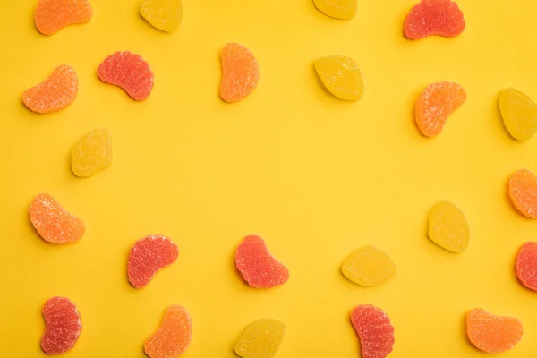コピースペースと黄色の背景においしいレモン グレープフルーツとオレンジゼリーのトップビュー — ストック写真