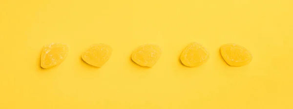 Tiro Panorâmico Deliciosas Geléias Açucaradas Linha Fundo Amarelo — Fotografia de Stock