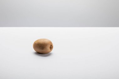 Gri üzerine taze ve lezzetli kivi meyvesi. 