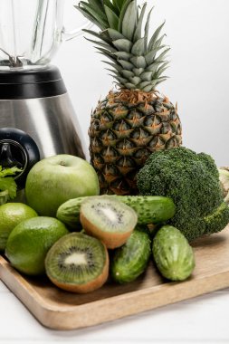 beyaz taze meyve ve organik çiğ sebze yakın blender 