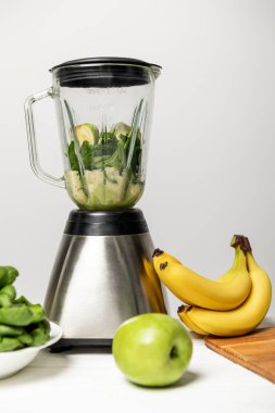 ıspanak yaprakları, muz ve gri blender yakın yeşil lezzetli elma 