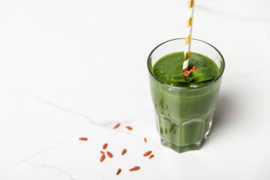 beyaz saman ile cam goji çilek ve nane ile lezzetli smoothie seçici odak 