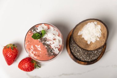 beyaz lezzetli çilek yakın cam hindistan cevizi gevreği ile lezzetli smoothie üst görünümü 