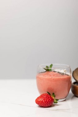 gri lezzetli olgun çilek yakın cam lezzetli smoothie 