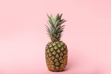 pembe yeşil yaprakları ile taze lezzetli ve çiğ ananas 