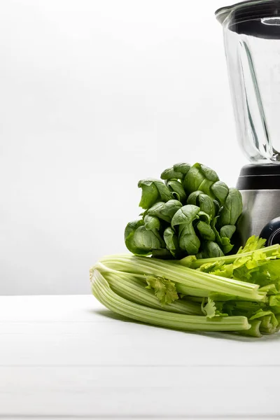 Zelené Čerstvé Špenátové Listy Blízkosti Organického Celeru Mixéru Bílém — Stock fotografie