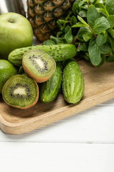 Halvdeler Moden Kiwi Frukt Nær Agurker Eple Ananas Hakkemat Tre – stockfoto