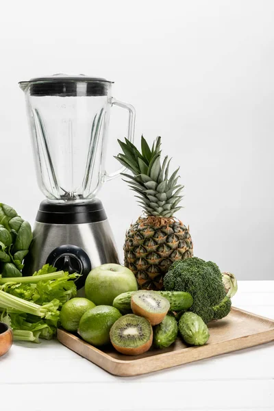 Blender Buurt Van Vers Fruit Biologische Groenten Wit — Stockfoto