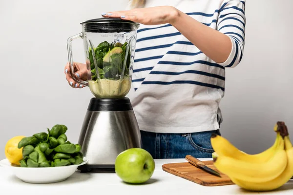 Vista Cortada Mulher Usando Liquidificador Perto Frutas Branco — Fotografia de Stock