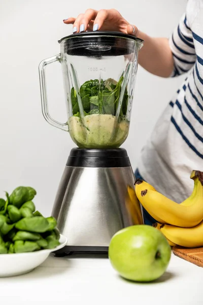 Vista Cortada Mulher Usando Liquidificador Perto Frutas Frescas Orgânicas Branco — Fotografia de Stock