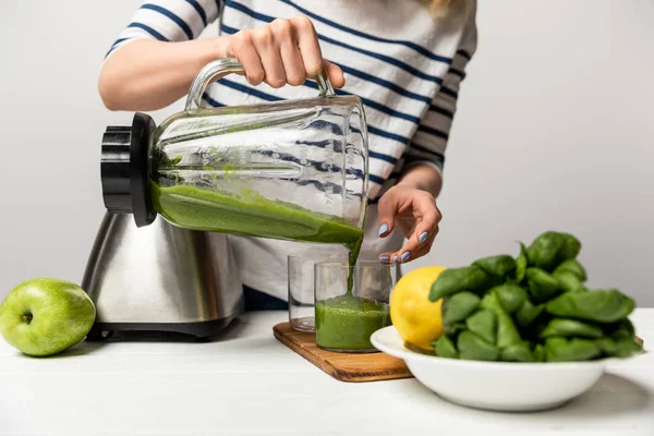 Vista Cortada Mulher Derramando Smoothie Verde Vidro Perto Maçã Branco — Fotografia de Stock