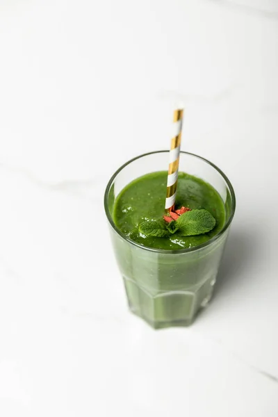 Vista Aérea Smoothie Verde Orgânico Com Bagas Goji Hortelã Vidro — Fotografia de Stock