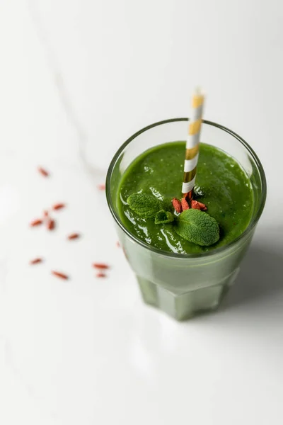 Selective Focus Green Smoothie Goji Berries Mint Glass Straw White — Stock Photo, Image