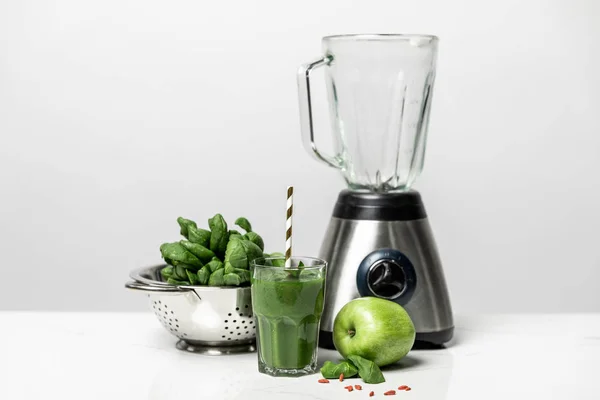 Välsmakande Grön Smoothie Glas Med Halm Nära Färska Spenatblad Äpple — Stockfoto
